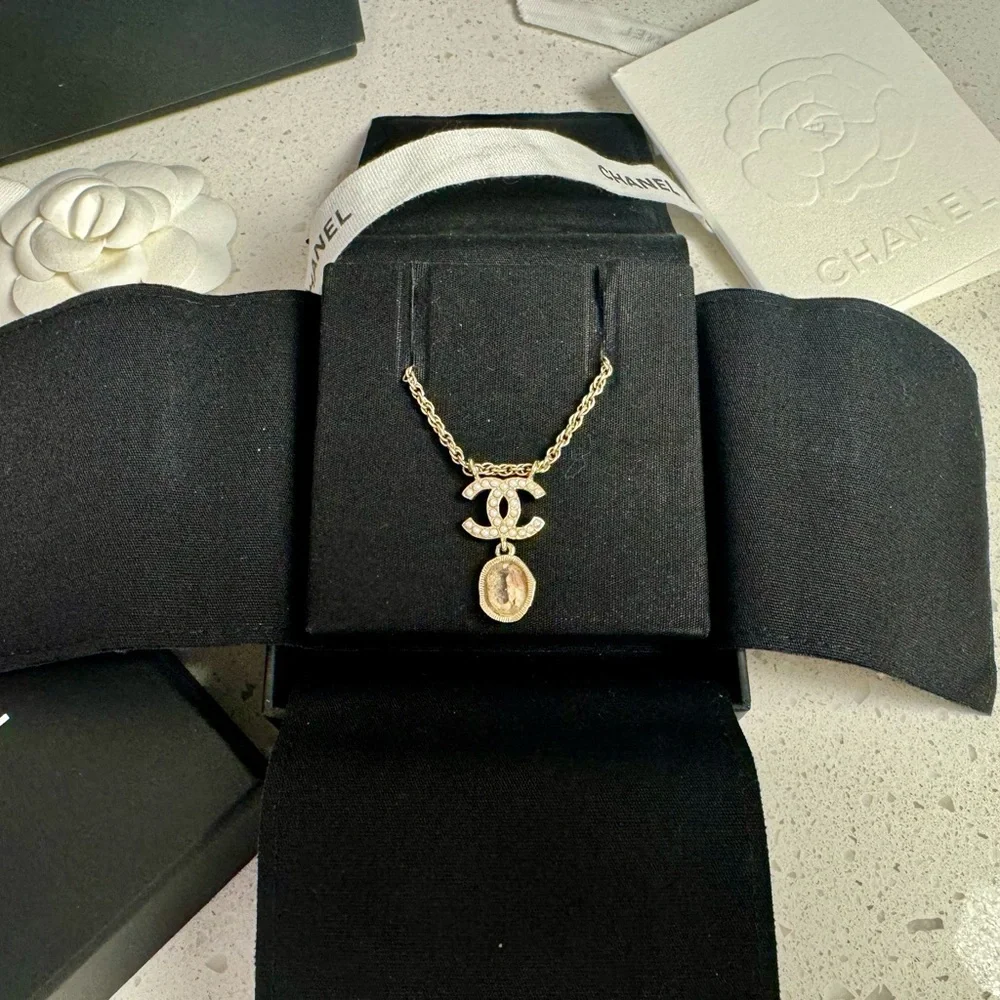 CHANEL▪️CC pearls and crystal Pendant necklace - Picture 2 of 5